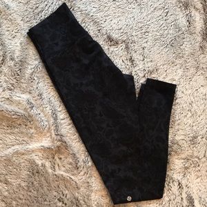Women's Lululemon sz 6 Navy/Black Paisley Legging
